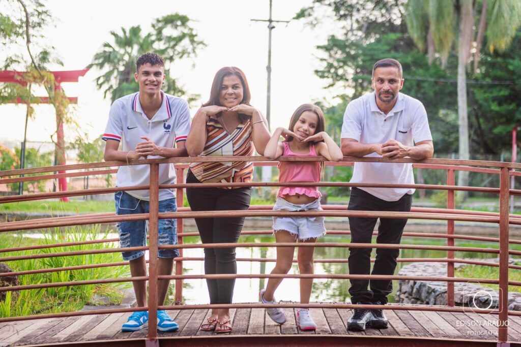 Rogério e sua família apoiados em uma ponte